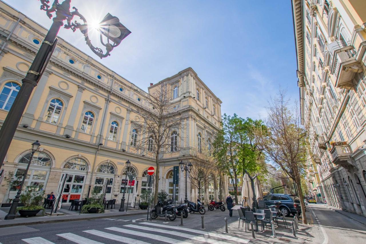 Casa Vacanze Al Teatro Trieste Exterior photo